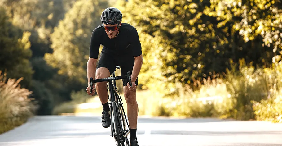 10 نصائح للبقاء آمنًا أثناء ركوب دراجتك
