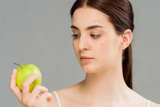 Como a acne está relacionada aos alimentos que comemos?