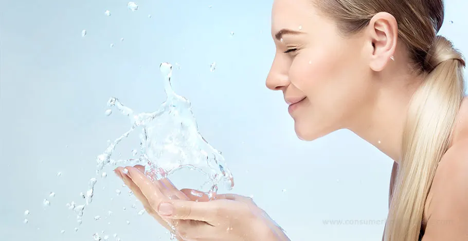 Verwenden Sie Wasser für das Gesicht